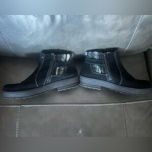 Earth Origins Black and Greay Suede Tate Water Repellent Ankle Boot 9.5